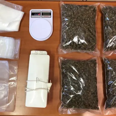 Viaggiava con una Fiat Uno piena di droga: arrestato dai carabinieri