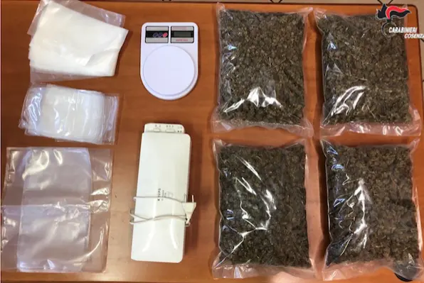 Viaggiava con una Fiat Uno piena di droga: arrestato dai carabinieri