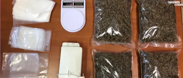 Viaggiava con una Fiat Uno piena di droga: arrestato dai carabinieri