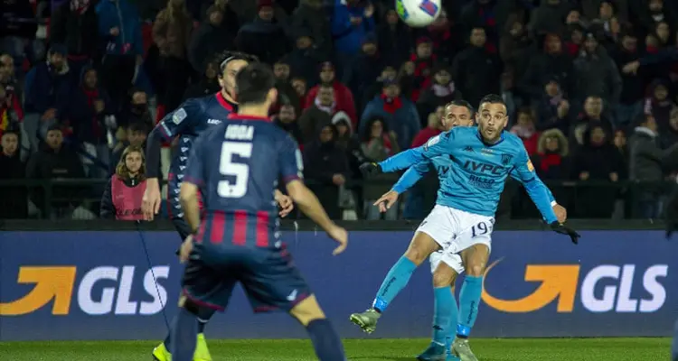 Oggi il vertice decisivo. Il calcio incrocia le dita e spera nella ripartenza