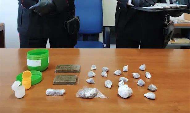 Girava con la tracolla piena di droga: un arresto a Cassano all'Ionio