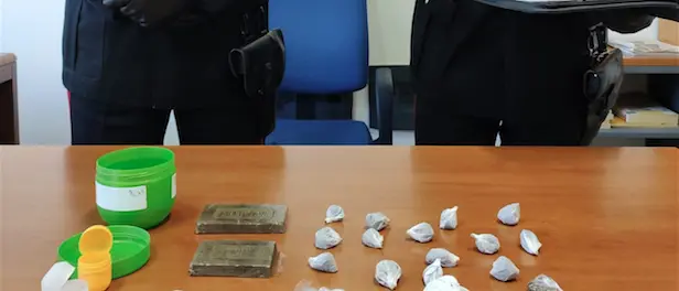 Girava con la tracolla piena di droga: un arresto a Cassano all'Ionio