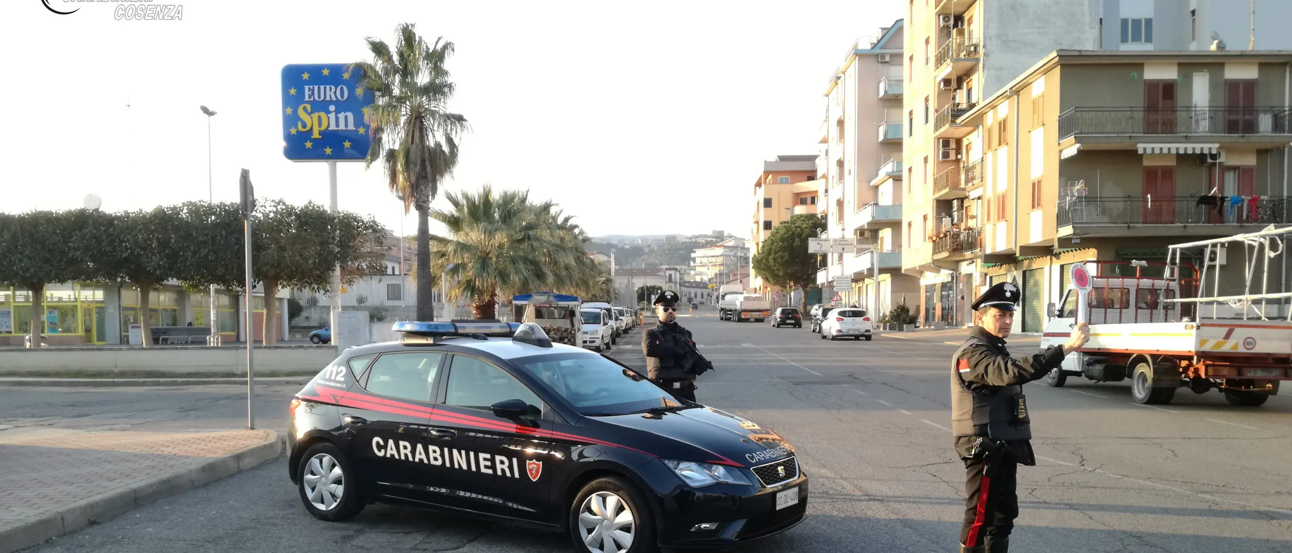 Fornisce documenti falsi per sottrarsi a un mandato di cattura europeo