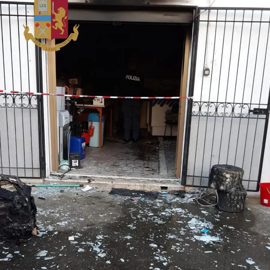 Tenta di uccidere moglie e figli, scappando in Brasile: un fermo a Paola