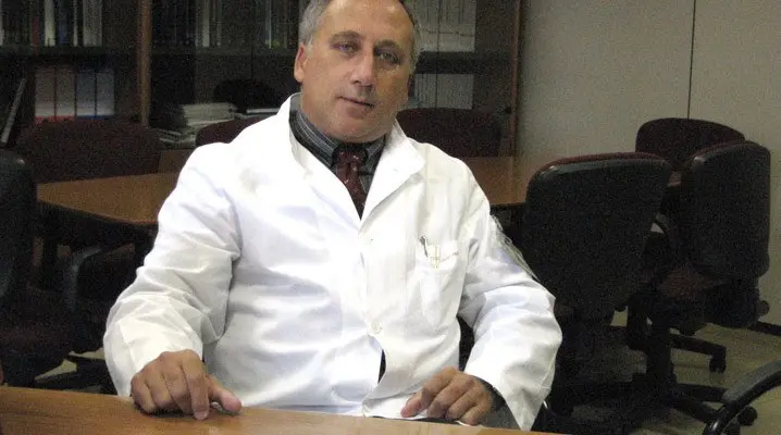 AstraZeneca, Arnaldo Caruso: \"Efficace e sicuro, ma evitarlo nei giovani\"