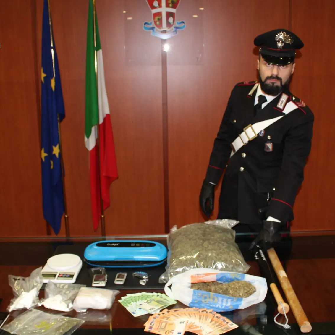 Blitz a Cosenza, Nucleo Investigativo trova oltre un chilo e mezzo di droga