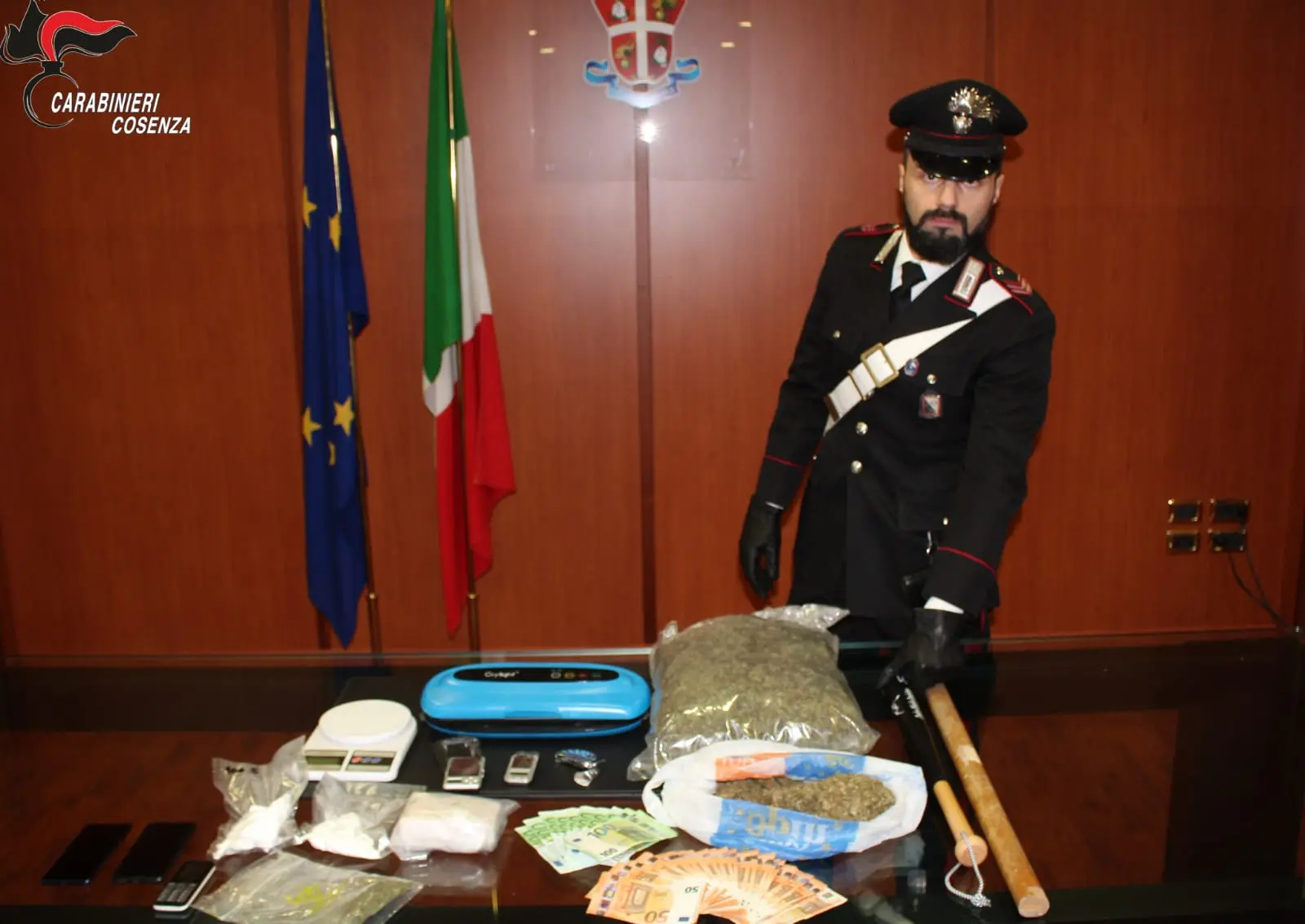 Blitz a Cosenza, Nucleo Investigativo trova oltre un chilo e mezzo di droga