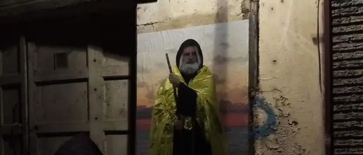 Corso Telesio, un santo all'attacco dei pregiudizi