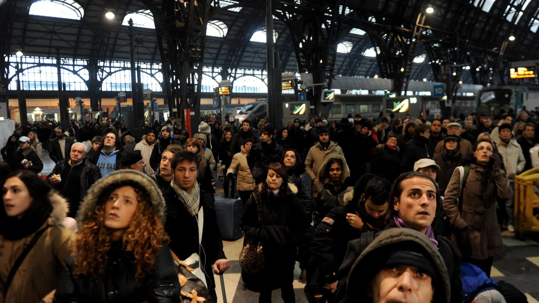20091219 - MILANO - CRO : MALTEMPO: RITARDI E RALLENTAMENTI PER TRENI SU TRATTE MILANO. Passeggeri alla Stazione Centrale di Milano osservano preoccupati il tabellone delle partenze per avere notizie sul proprio treno oggi 19 dicembre 2009. ANSA / MILO SCIAKY / PAL , ANSA