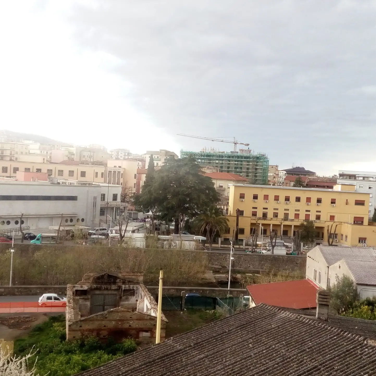 «Al mercato di piazza Amendola nessuna distanza di sicurezza»