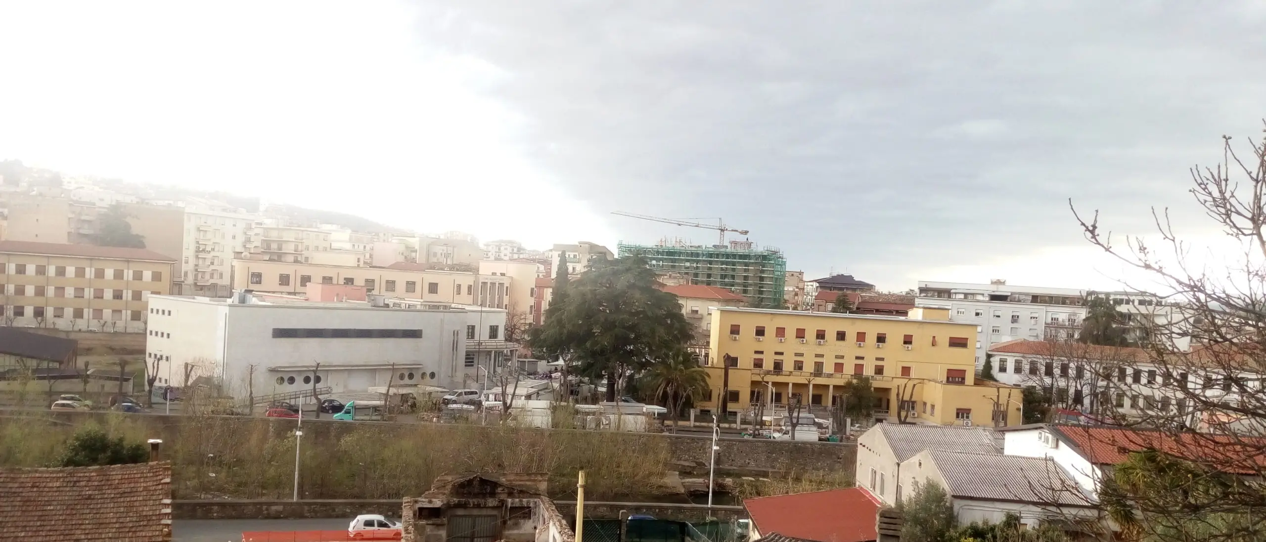 «Al mercato di piazza Amendola nessuna distanza di sicurezza»