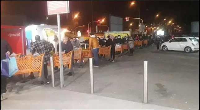 Coronavirus, supermercati presi d'assalto nel cuore della notte