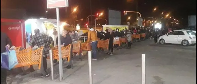 Coronavirus, supermercati presi d'assalto nel cuore della notte