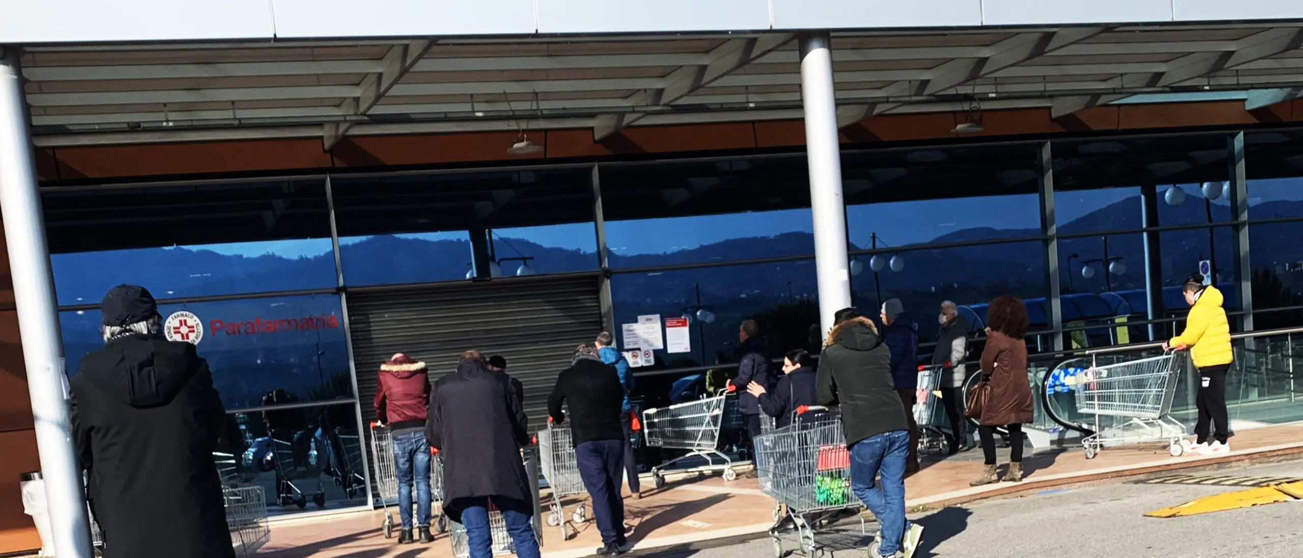 Ingressi controllati nei supermercati e qualche tensione alle casse