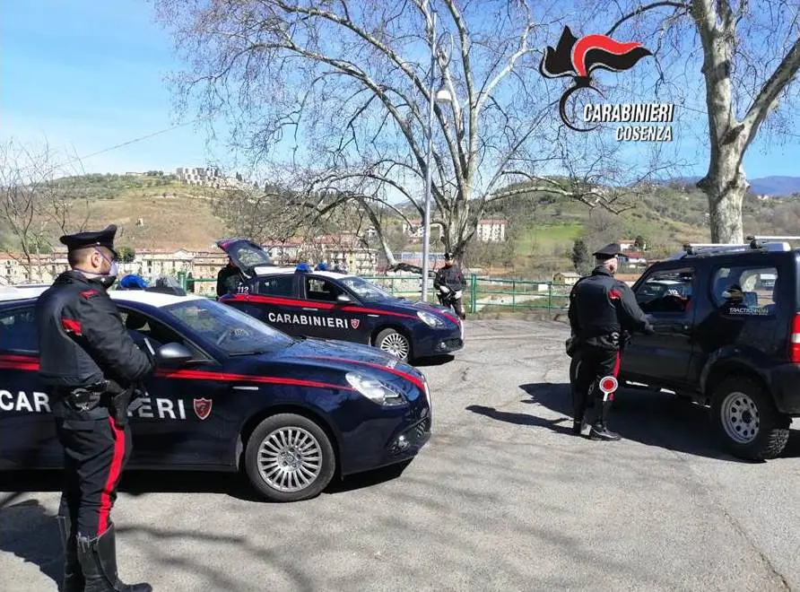 Girano di notte con 200 grammi di droga nell'auto: è successo a Cosenza