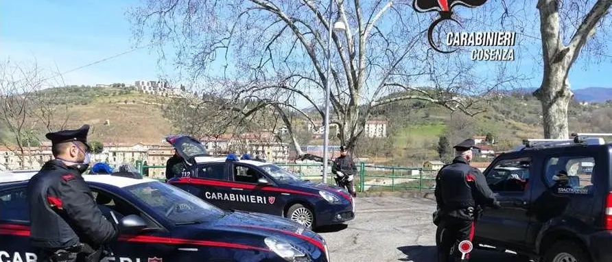 Girano di notte con 200 grammi di droga nell'auto: è successo a Cosenza