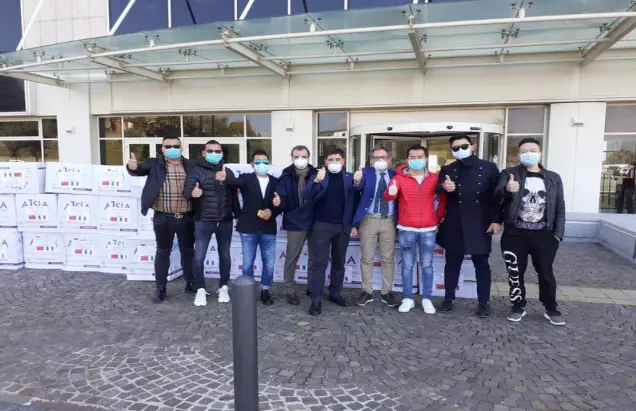 Gli imprenditori cinesi calabresi donano alla Regione 1600 tute protettive