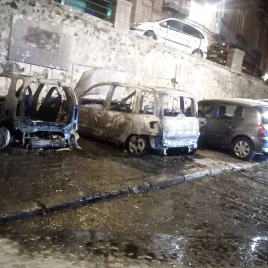 Bruciate tre auto nel centro storico di Cosenza: non si esclude nessuna ipotesi