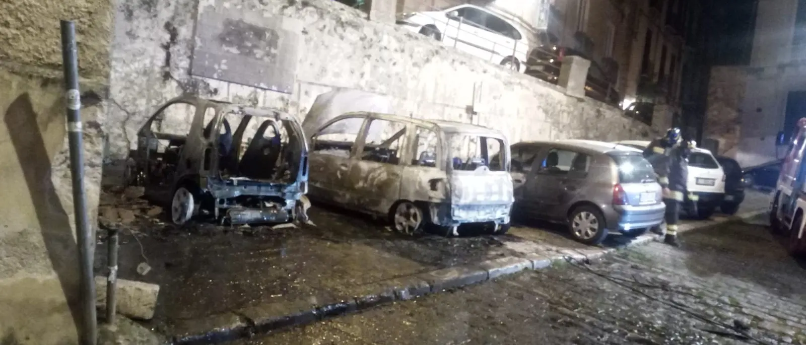 Bruciate tre auto nel centro storico di Cosenza: non si esclude nessuna ipotesi