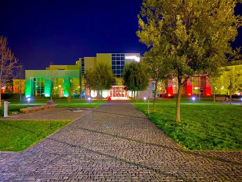La casa municipale di Rende si illumina con i colori del tricolore