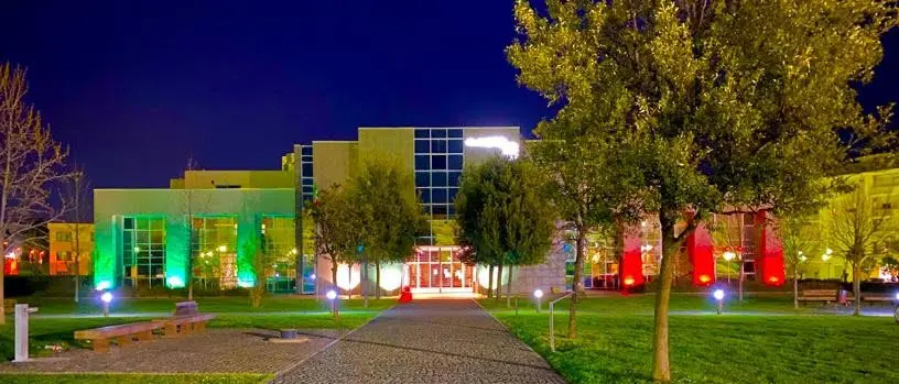 La casa municipale di Rende si illumina con i colori del tricolore