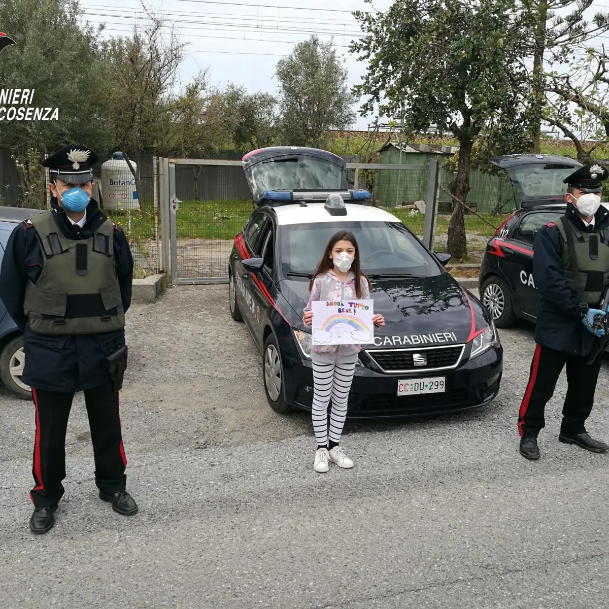 Sofia, 10 anni, rende omaggio ai carabinieri durante i controlli: la foto