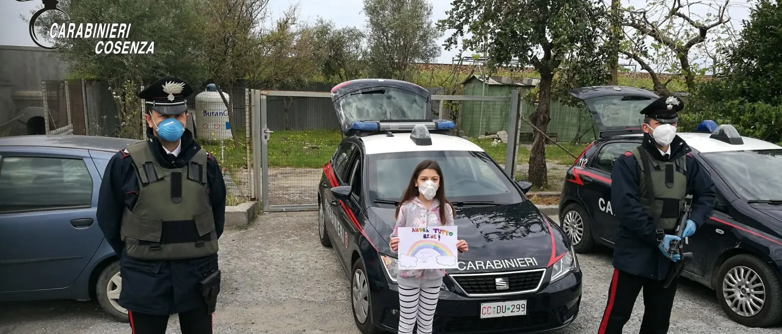 Sofia, 10 anni, rende omaggio ai carabinieri durante i controlli: la foto