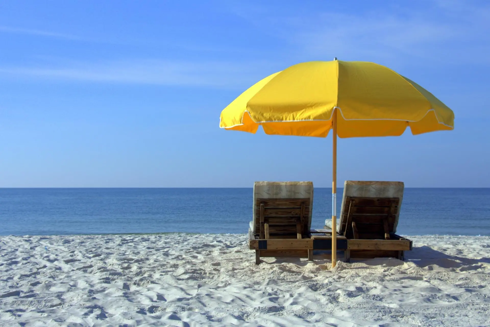 L'estate che verrà. Spiagge su prenotazione e distanza 5 metri tra ombrelloni