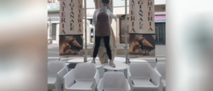 Chiusura bar e ristoranti, titolare si incatena sull'isola pedonale a Cosenza