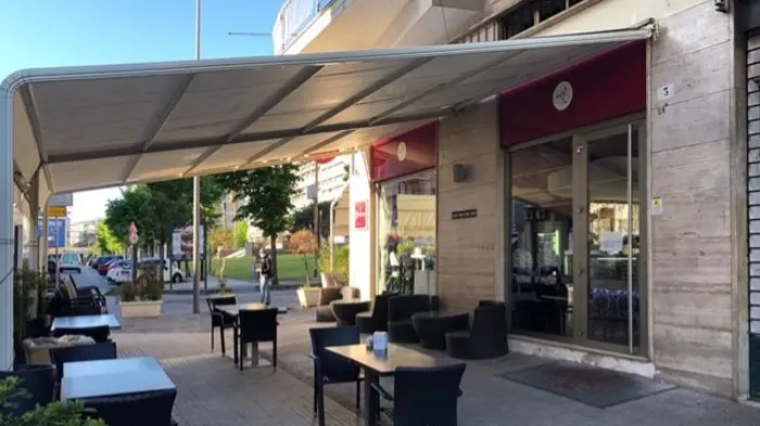 Uno dei bar di Cosenza aperti per la Fase 2 in Calabria. , ANSA
