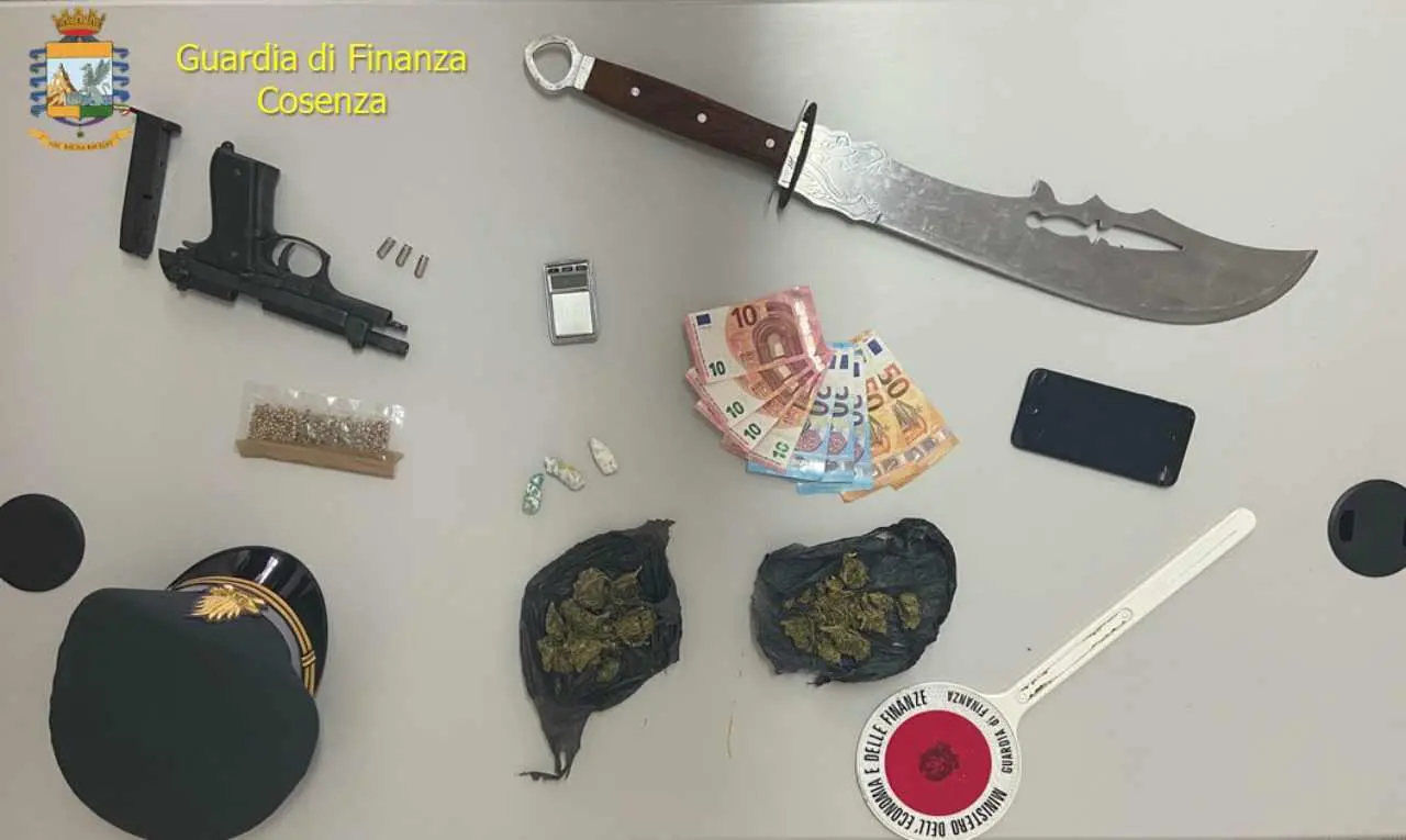 Corigliano Rossano, armi e droga: un arresto della Finanza