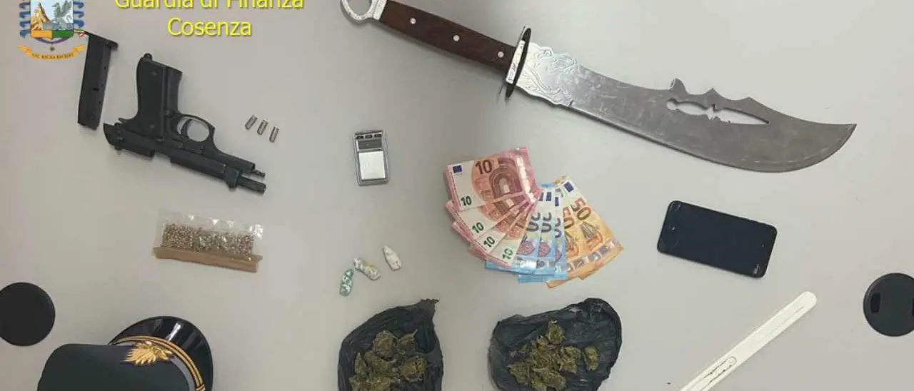 Corigliano Rossano, armi e droga: un arresto della Finanza