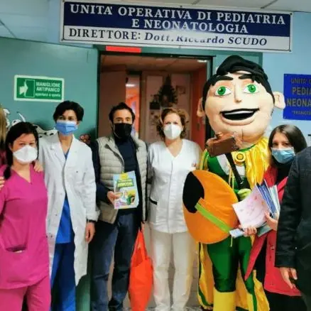 A Castrovillari le fiabe entrano in corsia per fare compagnia ai piccoli degenti