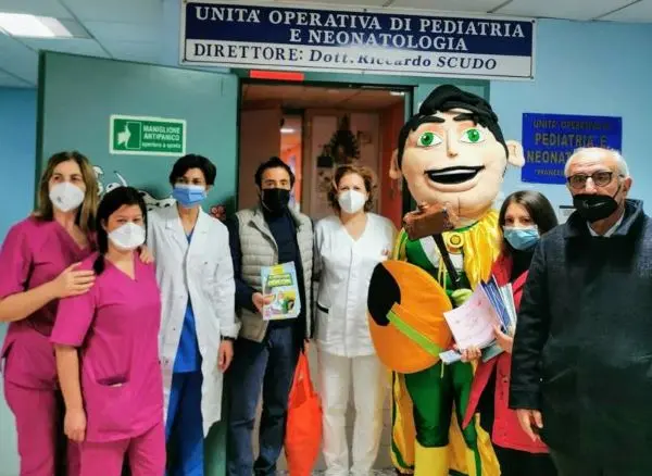 A Castrovillari le fiabe entrano in corsia per fare compagnia ai piccoli degenti