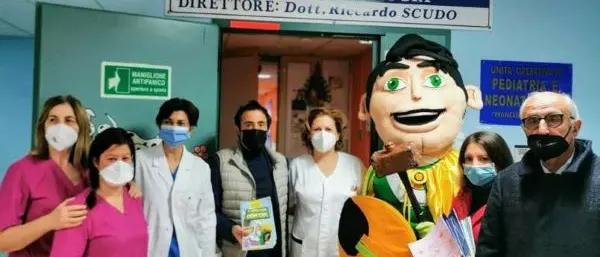 A Castrovillari le fiabe entrano in corsia per fare compagnia ai piccoli degenti