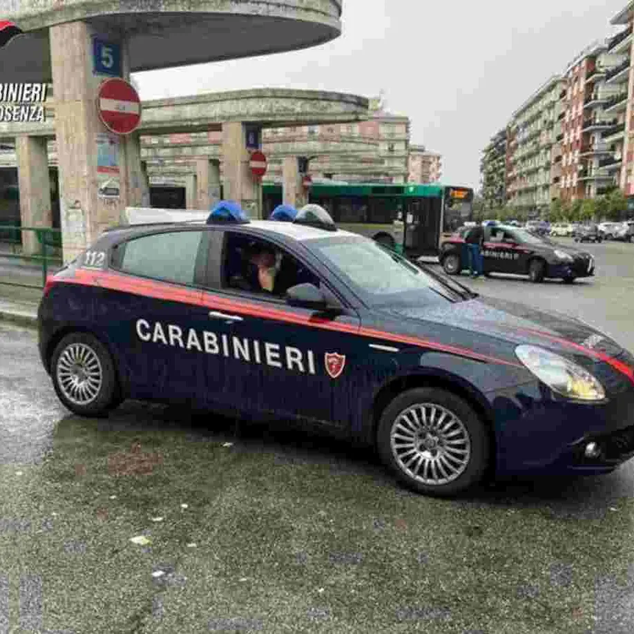 Cosenza, paura e delirio all'autostazione. «Solo un posto fisso di polizia ci può salvare»