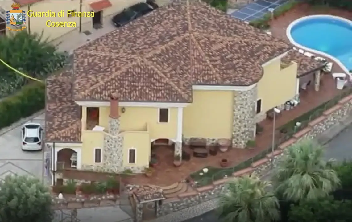Paola, aggredito il patrimonio di una nota orafa: ecco il video