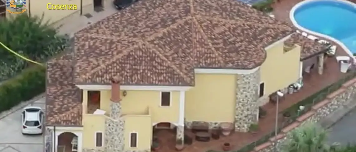 Paola, aggredito il patrimonio di una nota orafa: ecco il video