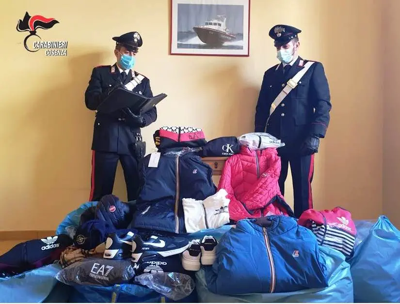 Casali del Manco, sorpreso con merce contraffatta: denunciato un 33enne