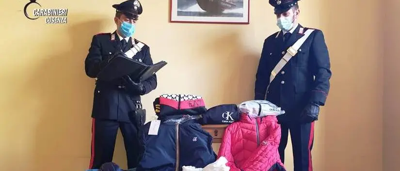 Casali del Manco, sorpreso con merce contraffatta: denunciato un 33enne