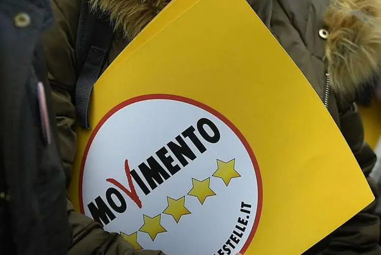 Governo Draghi, M5S verso il sì ma la resistenza tiene