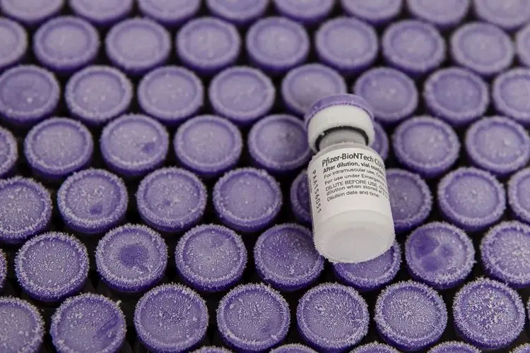 Vaccino Covid, riprendono le somministrazioni a Cosenza. I docenti: «Fiducia nella scienza» | ASTRAZENECA: PARLA L’ASP DI COSENZA