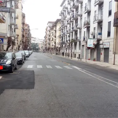 Cosenza, città deserta tra arcobaleni e ambulanze del 118