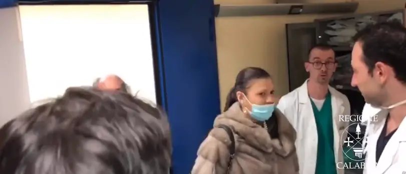 Preoccupazione e polemica per il video della Santelli in visita a Germaneto