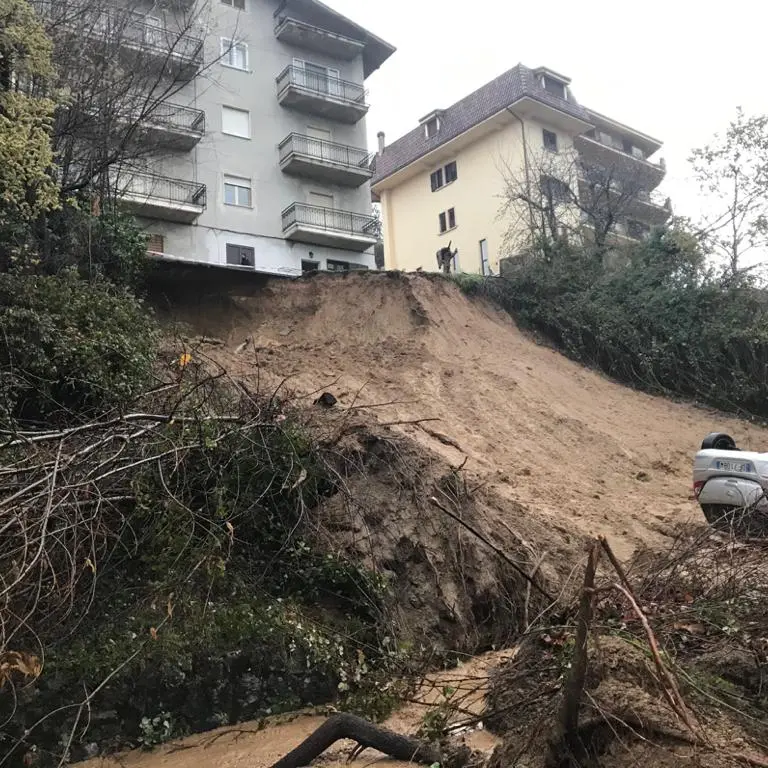 Frana strada tra Celico e Spezzano della Sila: tragedia sfiorata