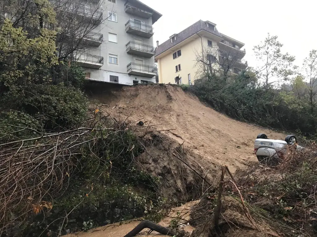 Frana strada tra Celico e Spezzano della Sila: tragedia sfiorata