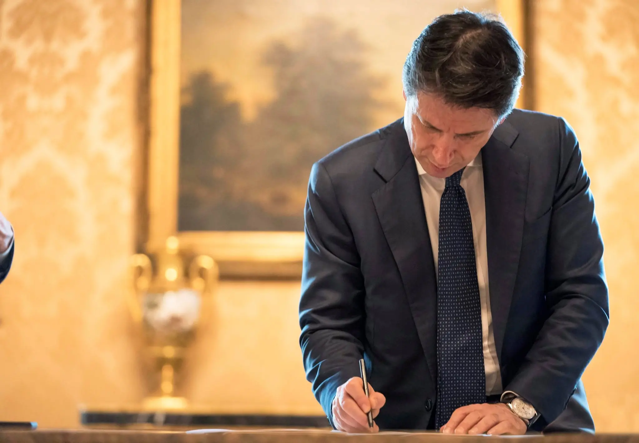Conte: «Oltre 4 miliardi di euro ai sindaci. Non tasseremo la solidarietà»