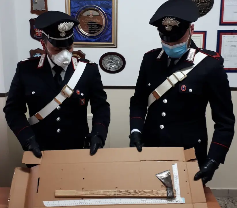 Aggredisce il vicino di casa con un'accetta, arrestato dai carabinieri