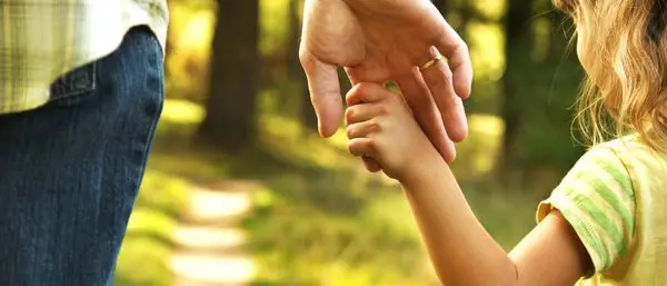 Nuova circolare del Viminale, sì alla passeggiata genitore-figlio vicino casa