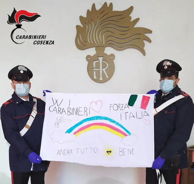Gesto di incoraggiamento ai carabinieri da un bambino: «Andrà tutto bene»
